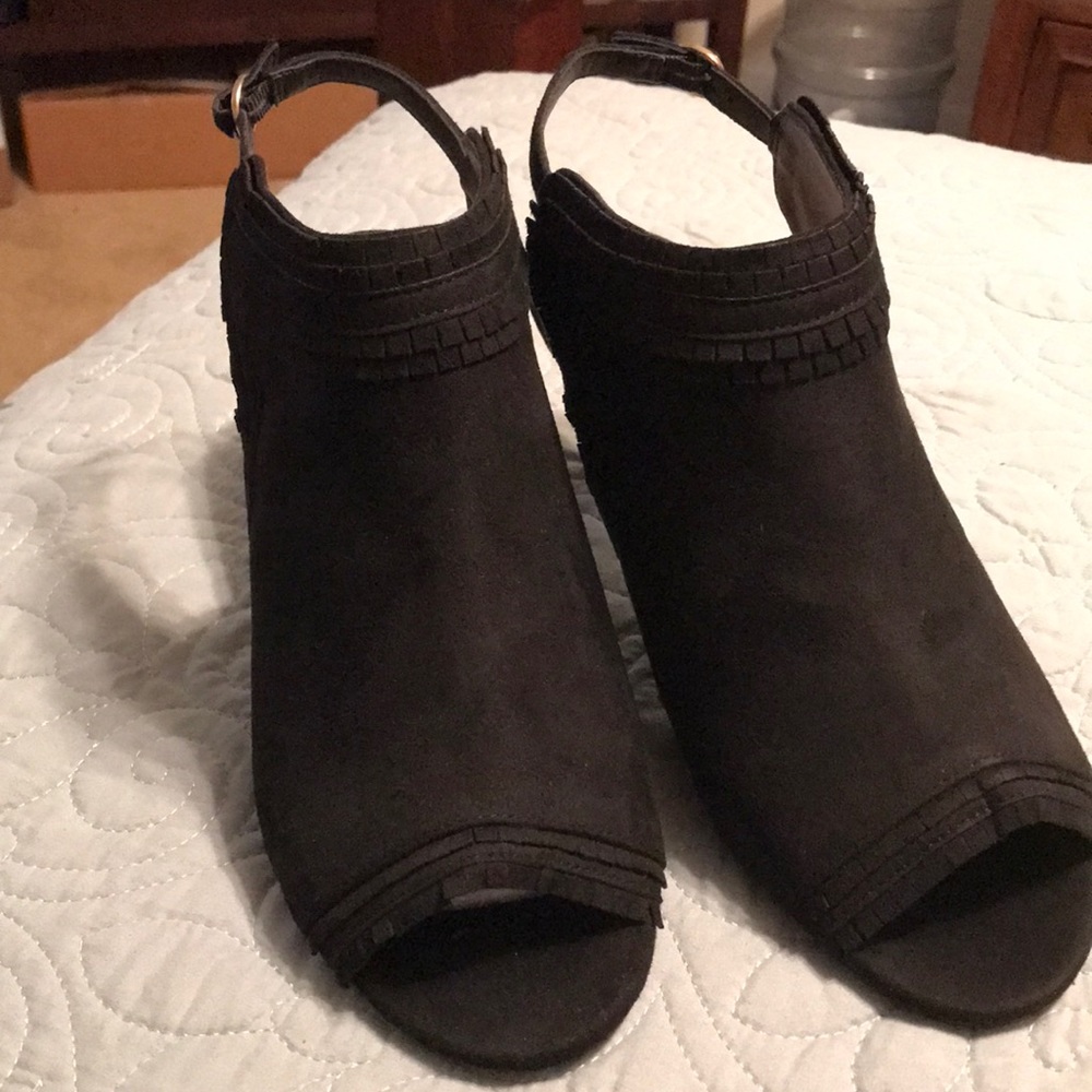 New Comfortview black faux suede shooties. Size 9WW.